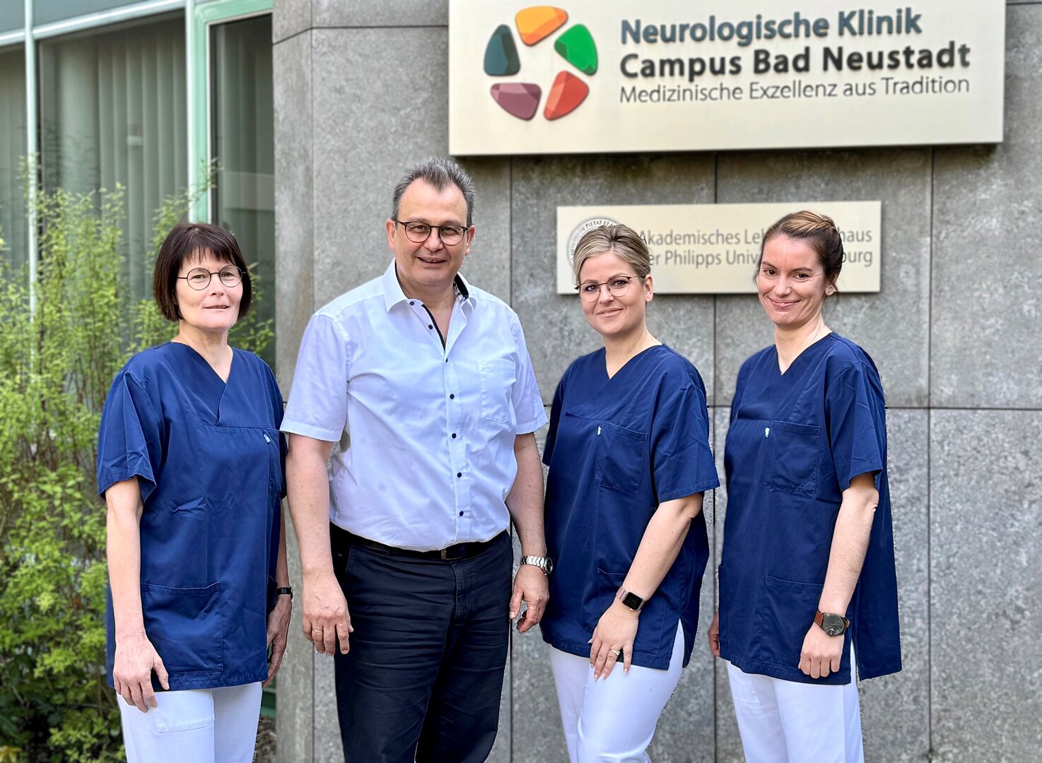 Das Team der Angehörigenberatung rund um Dr. Volker Ziegler, Chefarzt der Klinik für neurologische Frührehabilitation und neurologische Intensivmedizin am RHÖN-KLINIKUM Campus Bad Neustadt: Heike Seeliger (l.), Julia Anding (2.v.r.) und Christina Schlegel (r.)